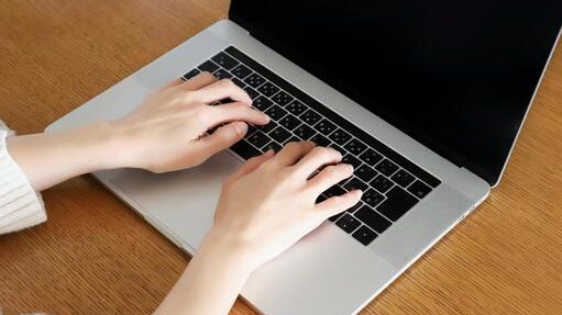 ノートパソコンでお問い合わせを入力する手元